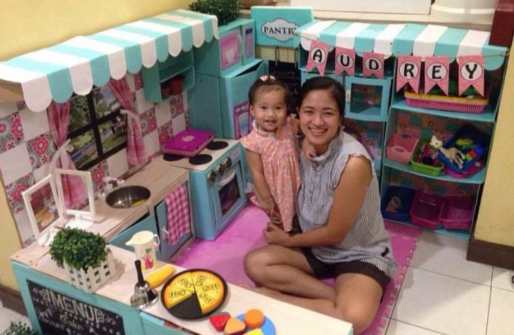 Madre que hizo una cocina con cajas de cartón 