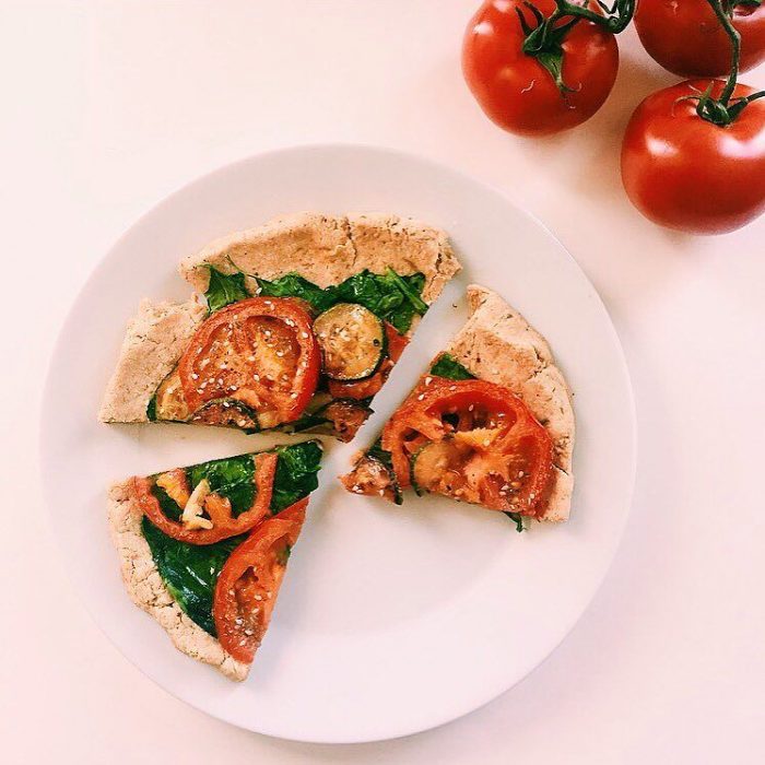 Pizza para vegetarianos hecha con tomate 