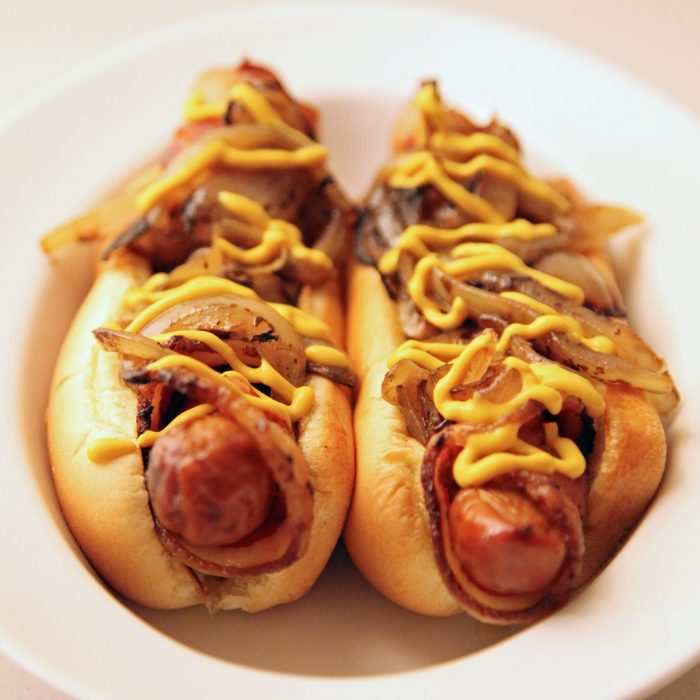 Hot dogs con tocino y mostaza 