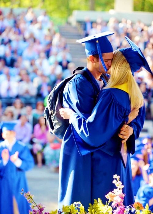 Pareja de graduados besándose 