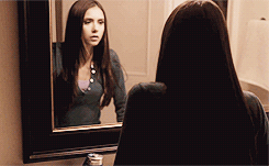 GIF chica frente al espejo 