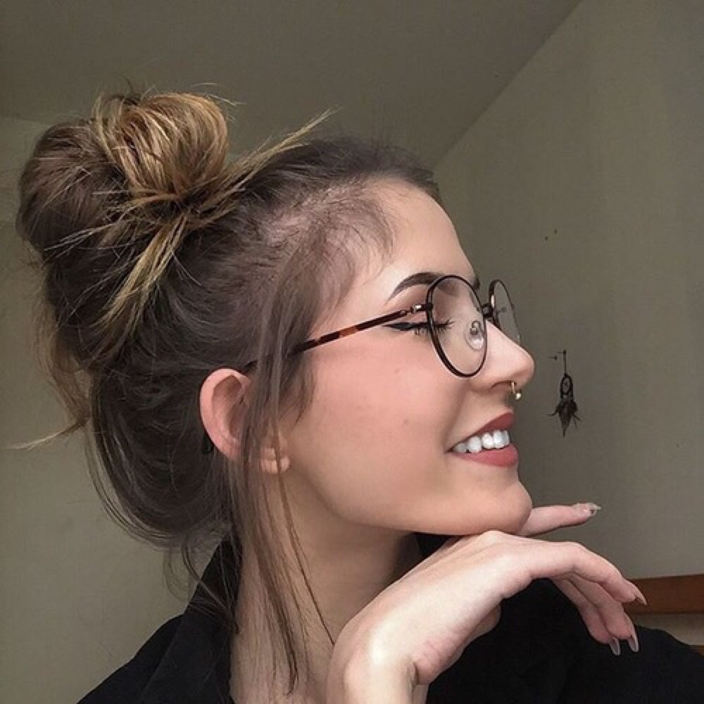 Chica usando un messy bun.