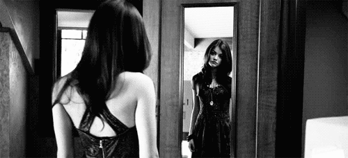 GIF Chica mirando al espejo