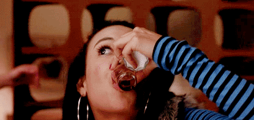 gif mujer se sirve tequila en shots