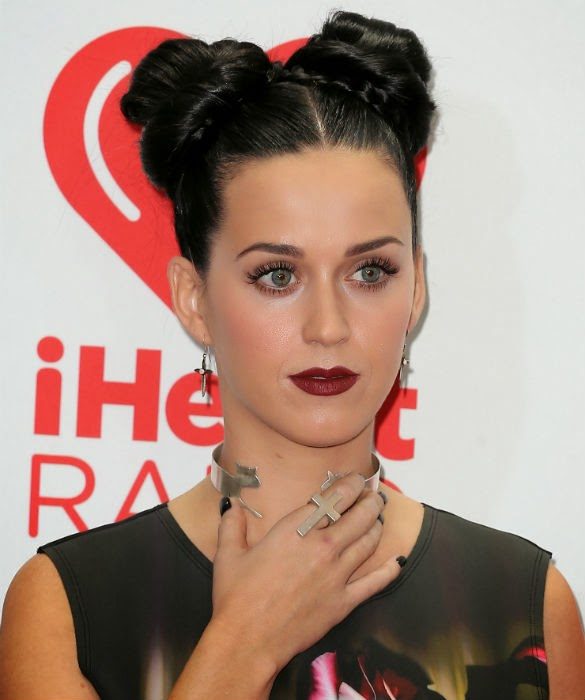 Katy perry usando dos buns con trenza 