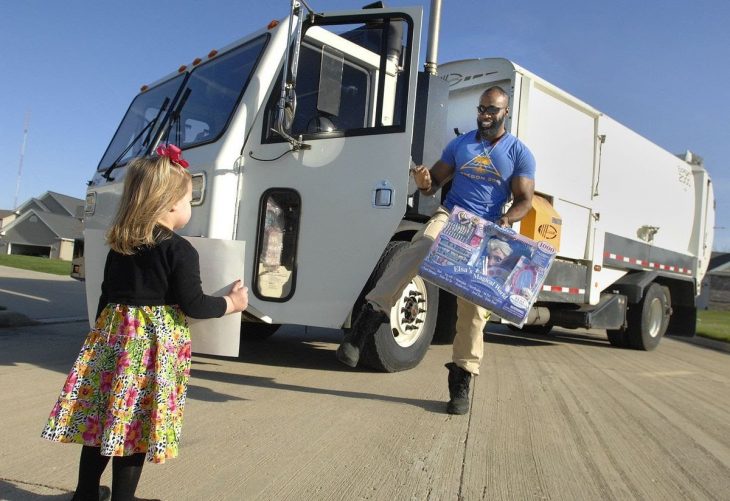 Conductor de camión de basura le lleva regalos a una niña 