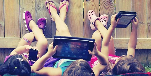 niñas con tablet y celulares