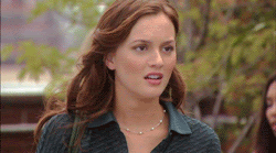GIF Chica enojada y caminando lejos 