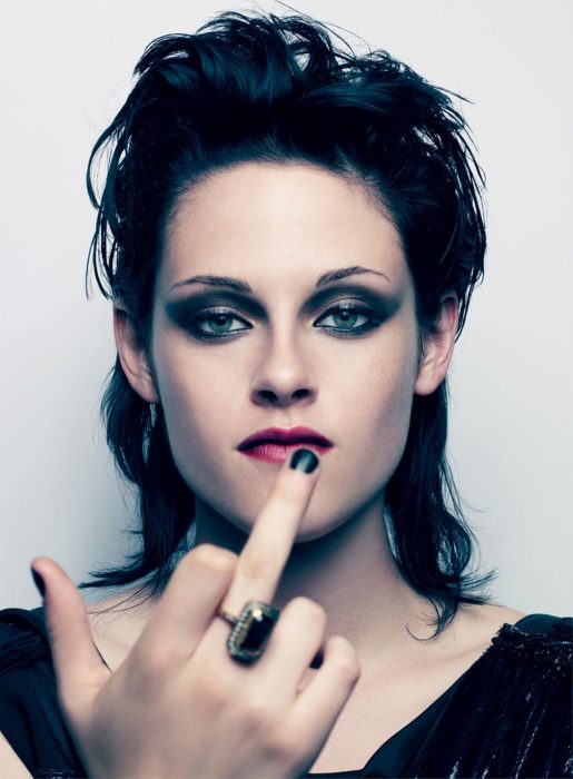 Kristen Stewart con el dedo medio levantado