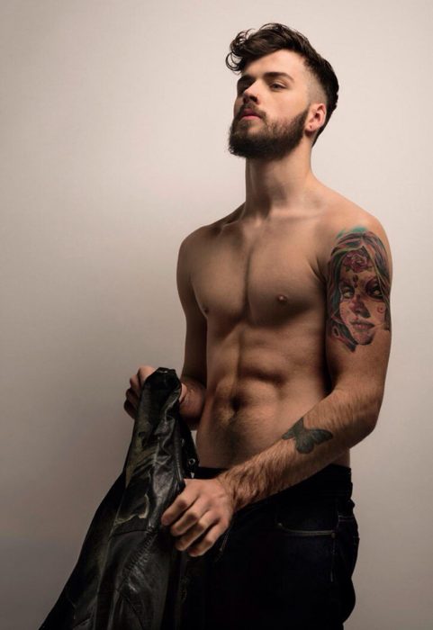 Chico guapo con barba sin camisa 