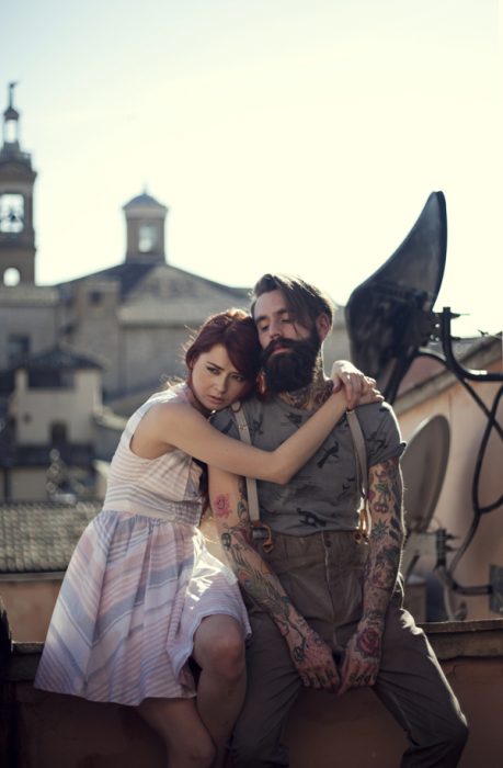 Chico con barba y su novia 