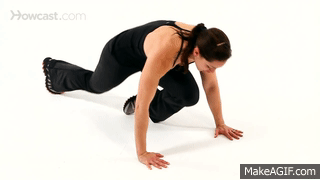 ejercicio de oso mujer en el suelo flexionando rodillas gif