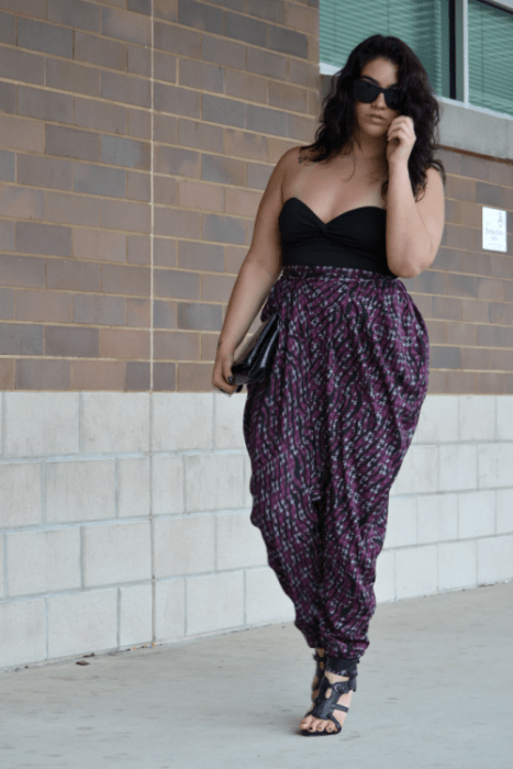 Chica plus size vistiendo un jumpsit en negro con estampados 