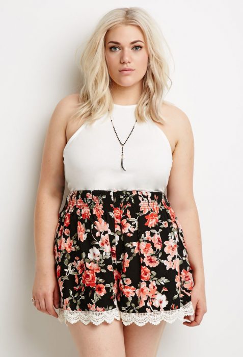 Chica plus size vistiendo una falda estampada con flores y un crop top blanco