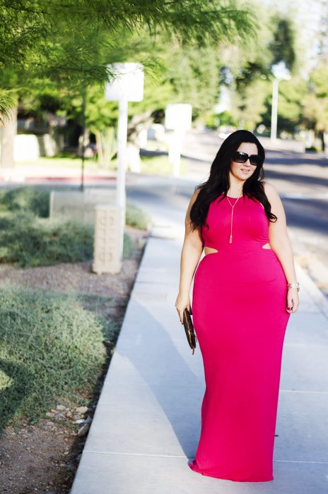 Chica plus size usando un maxi vestido en color rosa fuccia 