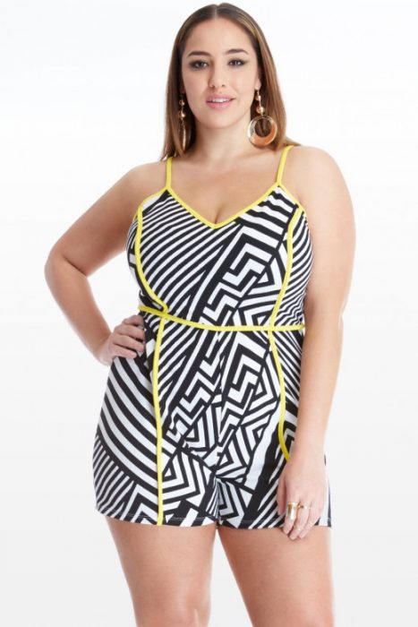 Chica plus size usando un jump suite en color blanco con negro 