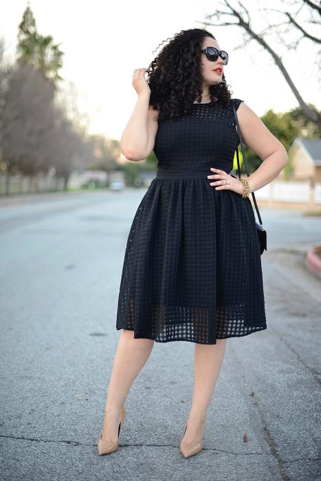 Chica plus size vistiendo un vestido color negro 