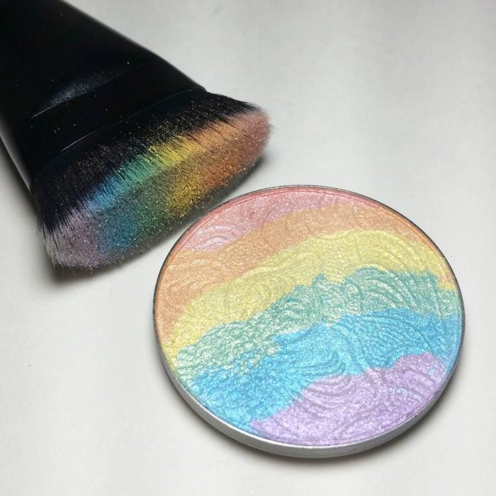 Iluminador de maquillaje en color arcoíris 