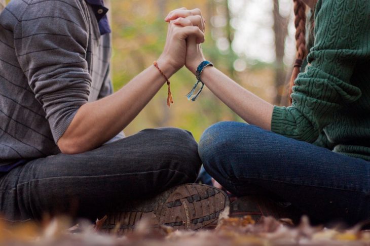 Pareja con los dedos entrelazados 