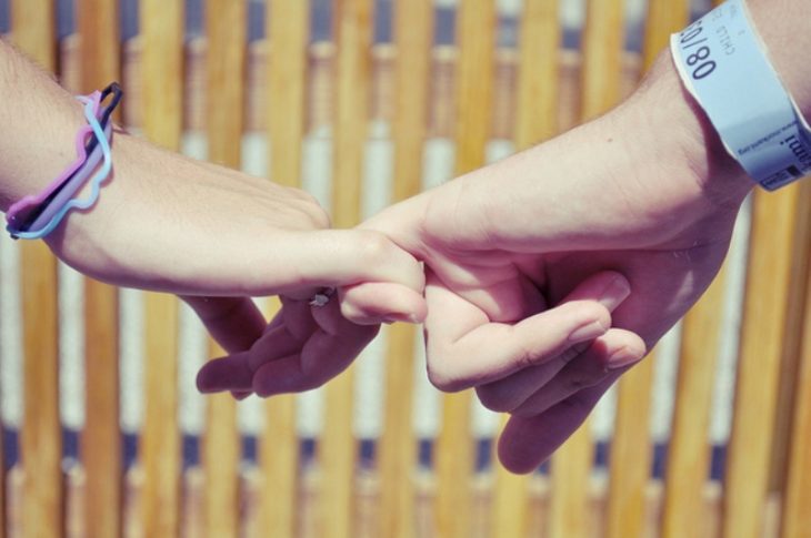 Pareja tomada por el meñique 