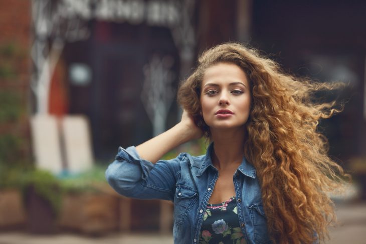 chica con cabello rizado