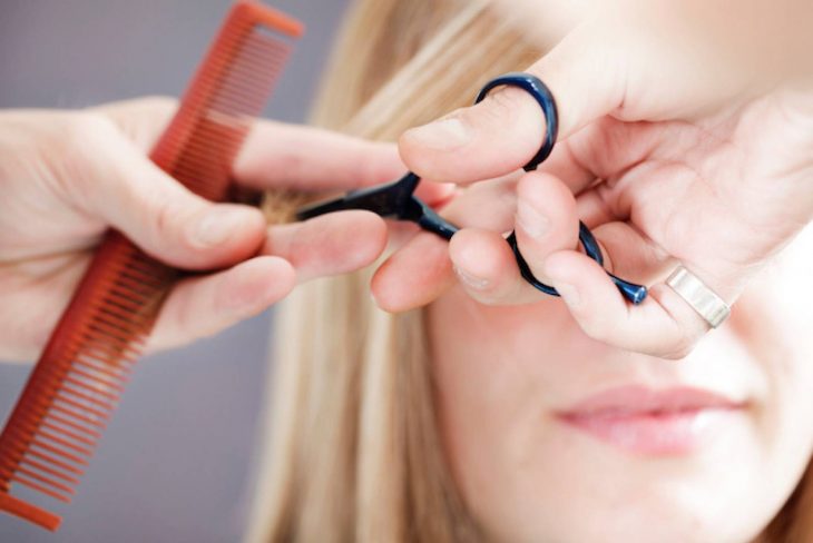 mujer con cabello despuntado