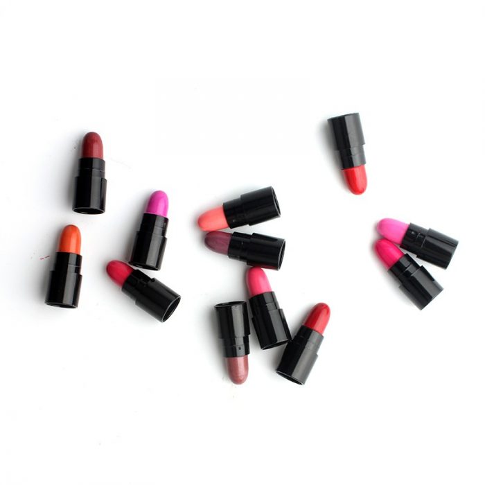 pequeños labiales de colores en los 90's 