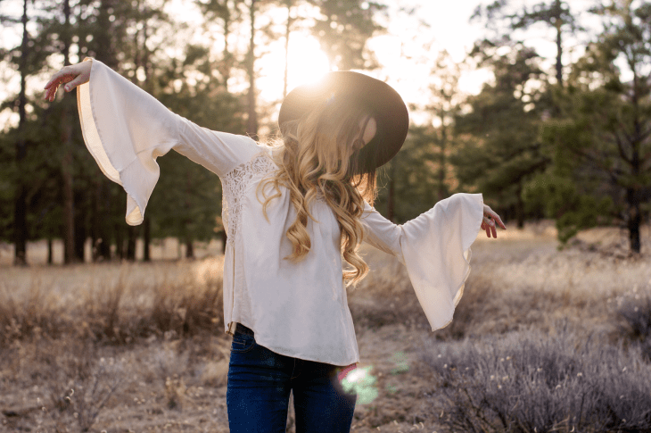 Chica bailando en un bosque 