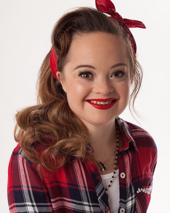  Katie Meade atleta y modelo que es la cara de una nueva campaña de belleza 