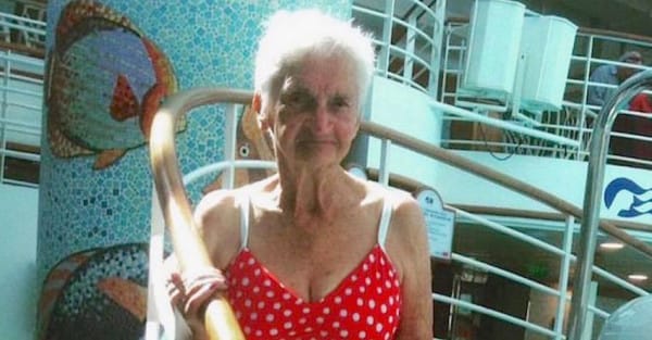 Mujer de 90 años en un crucero usando un bikini color rojo 