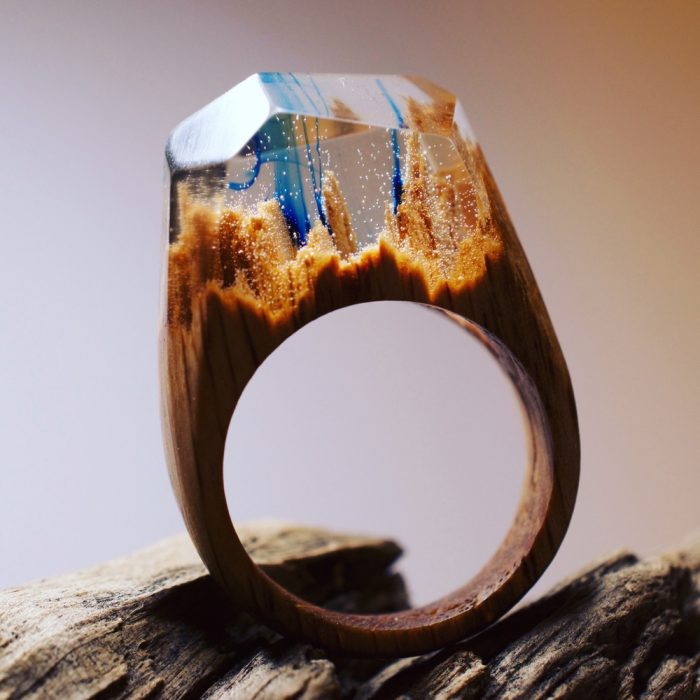 anillo de madera y resina con mini paisaje