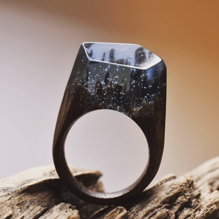 anillo de madera y resina con mini paisaje