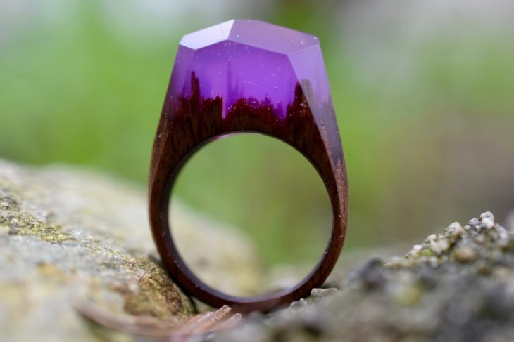 anillo de madera y resina con mini paisaje