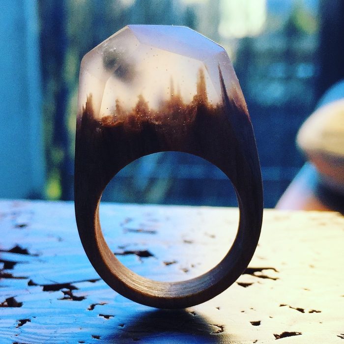 anillo de madera y resina con mini paisaje