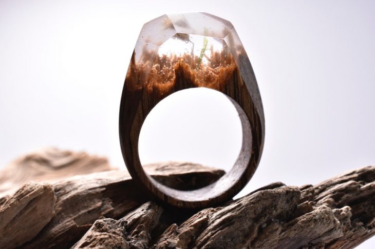 anillo de madera y resina con mini paisaje