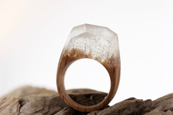 anillo de madera y resina con mini paisaje