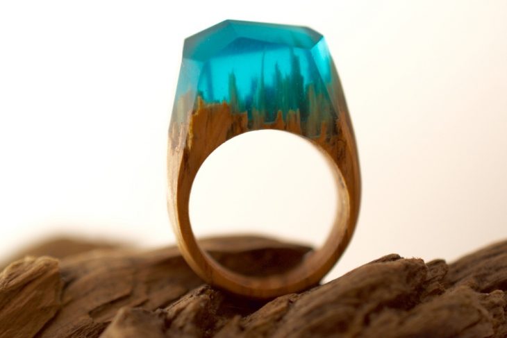 anillo de madera y resina con mini paisaje