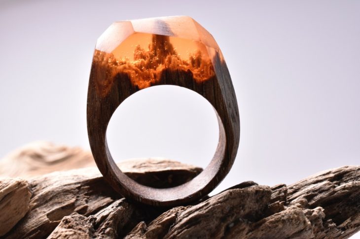 anillo de madera y resina con mini paisaje