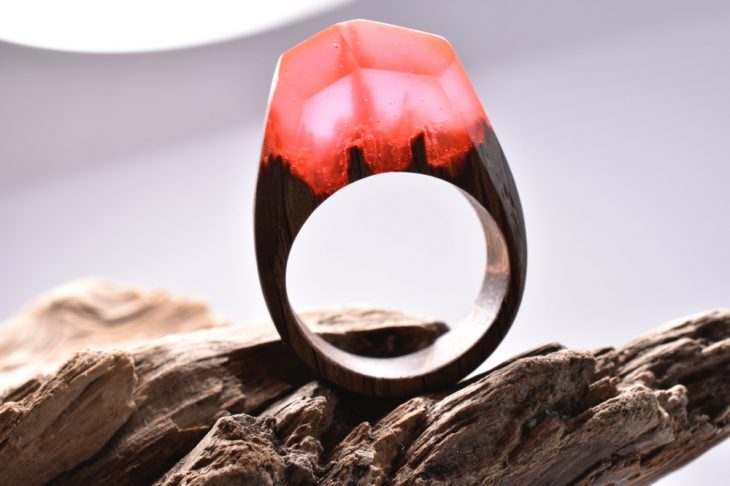 anillo de madera y resina con mini paisaje