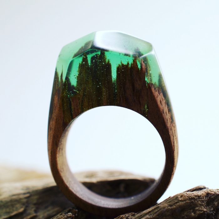 anillo de madera y resina con mini paisaje