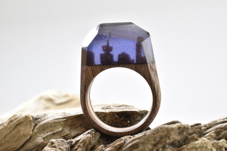 anillo de madera y resina con mini paisaje