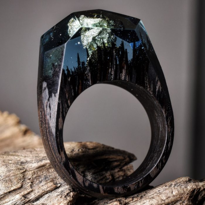 anillo de madera y resina con mini paisaje