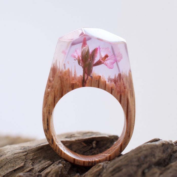 anillo de madera y resina con mini paisaje