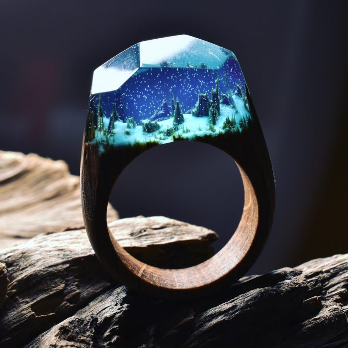 anillo de madera y resina con mini paisaje