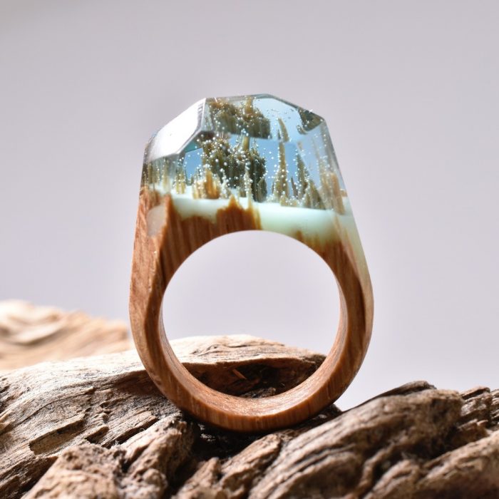 anillo de madera y resina con mini paisaje