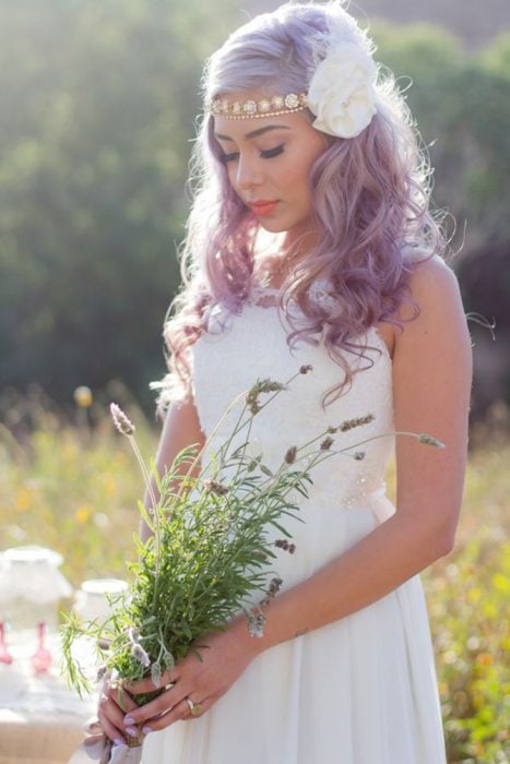 Novia con el cabello en color lila