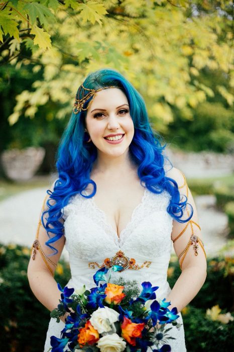 Novia con el cabello en color azul degradado