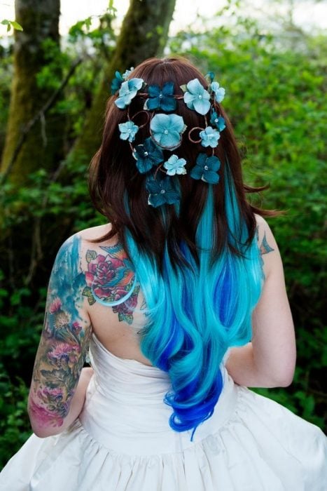 Novia con el cabello color negro y las mechas en color azul 