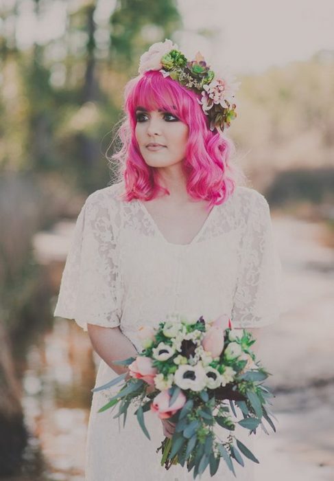 Novia con el cabello color rosa fuccia 