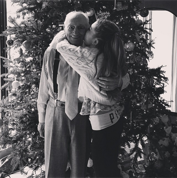 Nieta besando a su abuelo junto al árbol de navidad